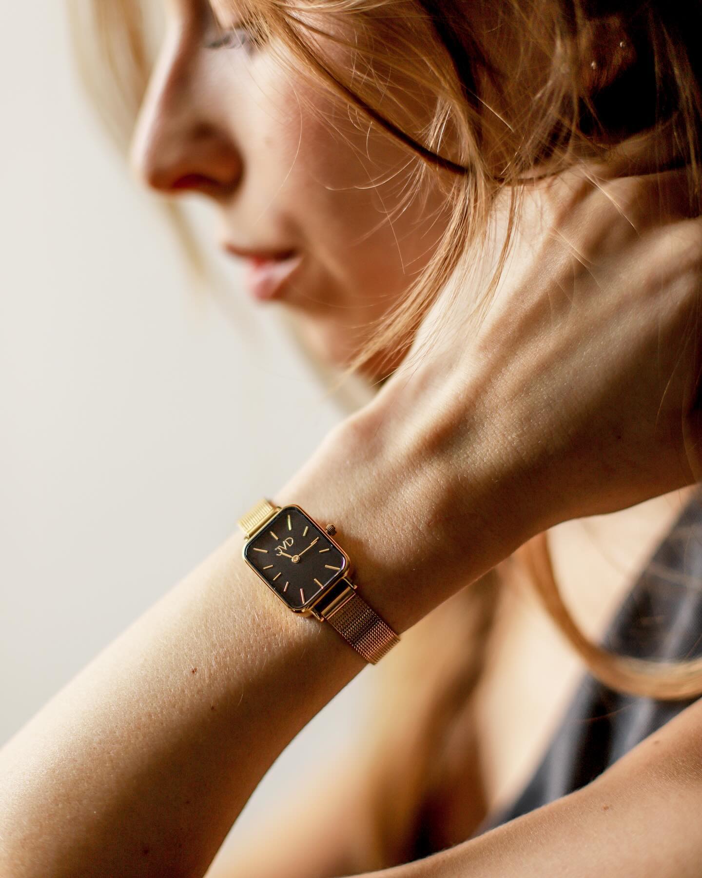 Proč zvolit hodinky s milánským řemínkem? 👀🤍 

🔗 Milánský řemínek je vyroben z jemného tkaného kovu, který vypadá velmi elegantně a sofistikovaně.
🔗 Díky své flexibilitě se přizpůsobuje tvaru zápěstí a poskytuje naprosté pohodlí. 🧘🏼‍♀️ 
🔗 Hodí se k různým typům hodinek a outfitů. Lze ho nosit na formální události, ale i na každodenní nošení. 

Omrkněte naši nabídku hodinek s milánským řemínkem na www.vlahova.cz.✨

#JVD #watch #watches #accessories #jewelry #jewellery